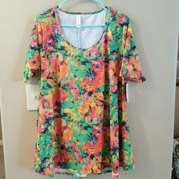 LuLaRoe Tops - Lularoe Perfect Tee. Size M. NWT. LuLaRoe Tops - Lularoe Perfect Tee. Size M. NWT.